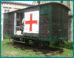 vue d'un wagon sanitaire sur le parvis de ND